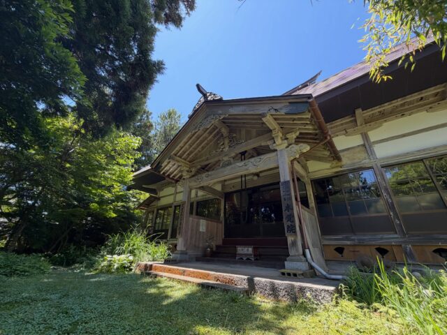 本覚院は、燕市の国上山の中腹にあり、越後の名僧、良寛上人が20年ほどお住まいになった五合庵のすぐそばにあります。
創建は江戸時代中期で、良寛上人はこの本覚院にも10ヶ月ほどお住まいだったそうです。
源義経と弁慶がこの地に立ち寄った際、弁慶が薙刀で地を突いたところ水が湧き出したと伝えられ、現在は弁慶井戸として境内に残っています。
山奥に位置していて交通は不便ですが、風のそよぐ音や鳥のさえずり、虫の声に耳を傾けると、日常の喧騒を離れることができます。

#燕市#国上#お寺#本覚院#自然