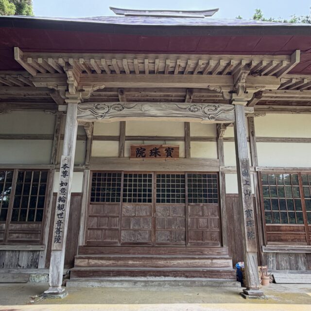 本日は、兼務住職をしている燕市国上の宝珠院で、お檀家さんと一緒に草刈りと境内清掃を行いました🪠
大勢のお檀家さんにお集まりいただき、とても作業がはかどりました！ご参加いただいた皆様、本当にありがとうございました😊
大変な作業でしたが、たくさんの紫陽花が疲れを癒してくれました☺️

#燕市#国上#お寺#紫陽花#アジサイ