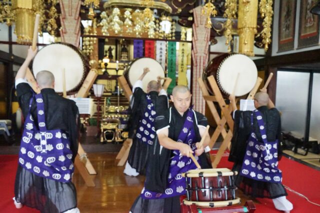 本日は、柏崎市西長鳥の真言宗豊山派のお寺、真珠院様のお施餓鬼法要に、真言宗豊山派越後仏教青年会太鼓衆「天鼓雷音」がお招きいただき、私も太鼓演奏に参加させていただきました♪

外は猛暑ですが、本堂内はエアコンが効いていてとても快適に演奏することができました！

お招きいただきました真珠院様、誠にありがとうございました！

#柏崎市#真珠院#和太鼓#天鼓雷音#お施餓鬼