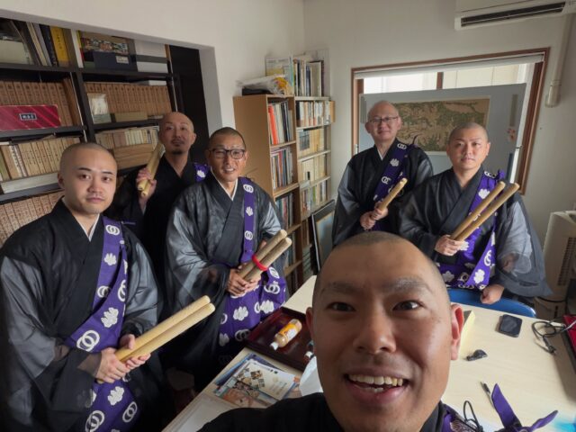 本日は、長岡市の徳聖寺様の大般若転読会に、私が所属する真言宗豊山派越後仏教青年会太鼓衆「天鼓雷音」がお招きいただき、和太鼓演奏をご本尊様に奉納いたしました！
お誘いいただきました徳聖寺様、ありがとうございました😊

#長岡市#お寺#天鼓雷音#太鼓#お坊さん